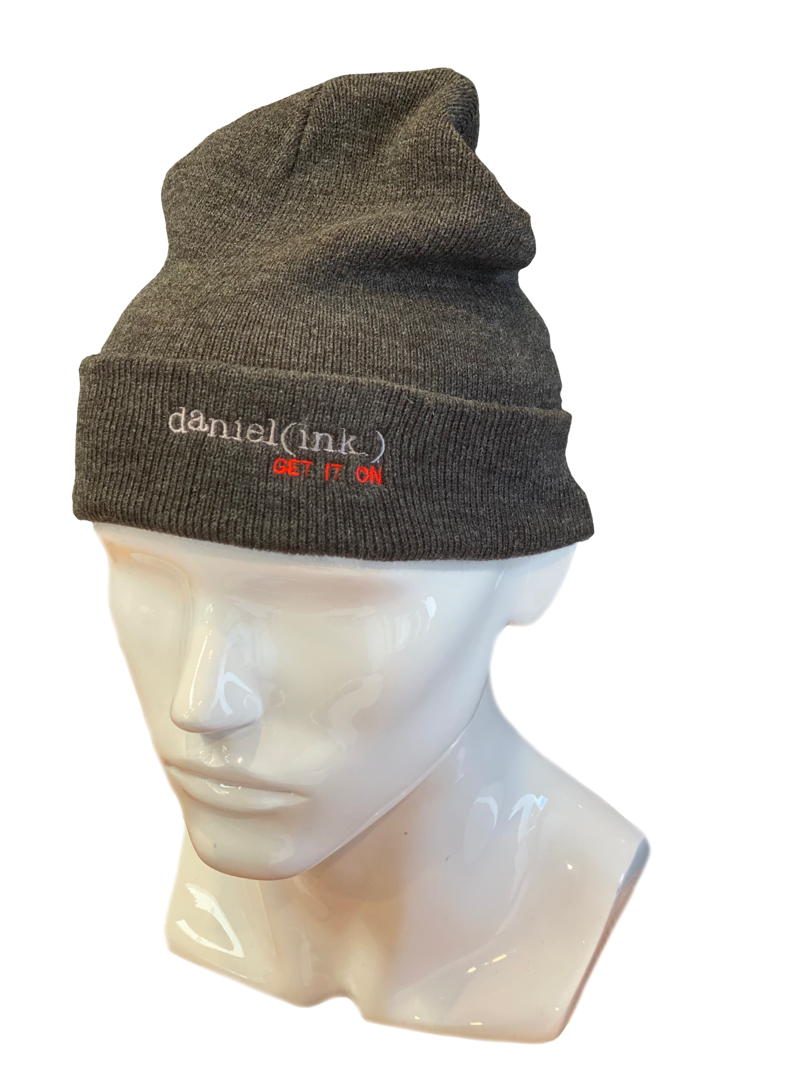 Cuff beanie in an asphalt colour with the daniel(ink.) logo embroidered on the cuff in dark silver and red. 